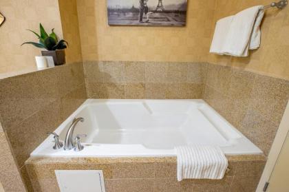 2100 SqFt Penthouse Suite W- Strip Views! POOL GYM - image 9