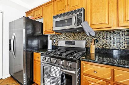 Quiet 3 bed Home with Heated Pool and Movie Room! - image 17