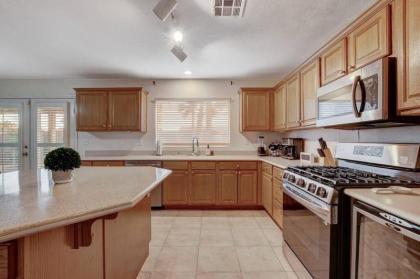 NEW Vacation House with 4BD and a POOL near Vegas strip - image 3