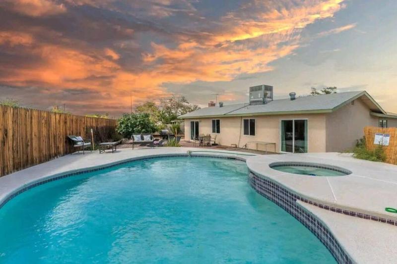 Amazing 3 Bedroom Home Just Minutes to the Strip! - main image