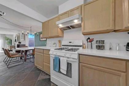 Amazing 3 Bedroom Home Just Minutes to the Strip! - image 10