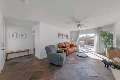 Amazing 3 Bedroom Home Just Minutes to the Strip! - image 12