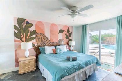 Amazing 3 Bedroom Home Just Minutes to the Strip! - image 13