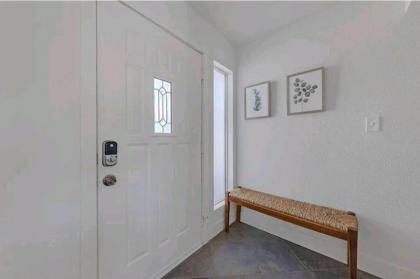 Amazing 3 Bedroom Home Just Minutes to the Strip! - image 14