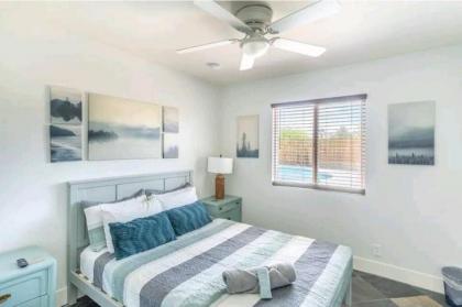 Amazing 3 Bedroom Home Just Minutes to the Strip! - image 15