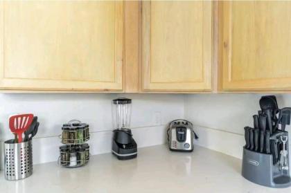 Amazing 3 Bedroom Home Just Minutes to the Strip! - image 16