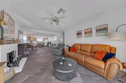 Amazing 3 Bedroom Home Just Minutes to the Strip! - image 17