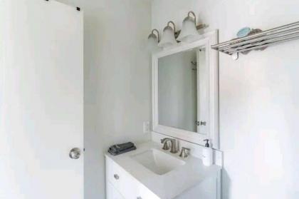 Amazing 3 Bedroom Home Just Minutes to the Strip! - image 18