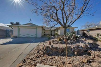 Amazing 3 Bedroom Home Just Minutes to the Strip! - image 3
