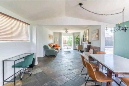 Amazing 3 Bedroom Home Just Minutes to the Strip! - image 5