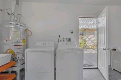 Amazing 3 Bedroom Home Just Minutes to the Strip! - image 6