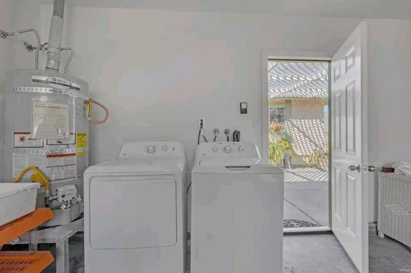 Amazing 3 Bedroom Home Just Minutes to the Strip! - image 6