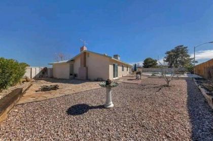 Amazing 3 Bedroom Home Just Minutes to the Strip! - image 7