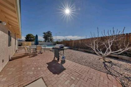 Amazing 3 Bedroom Home Just Minutes to the Strip! - image 8