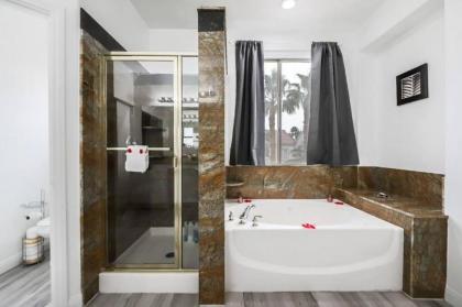 Treasure Bay- Luxury W/ Pool Hot Tub by the Strip - image 17