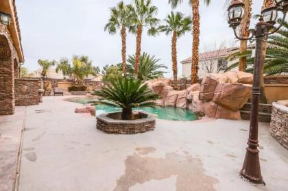 Treasure Bay- Luxury W/ Pool Hot Tub by the Strip - image 2