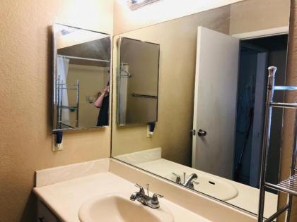 Independent 1 bed 1 bath bedding bedroom for rent - image 11
