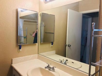 Independent 1 bed 1 bath bedding bedroom for rent - image 12