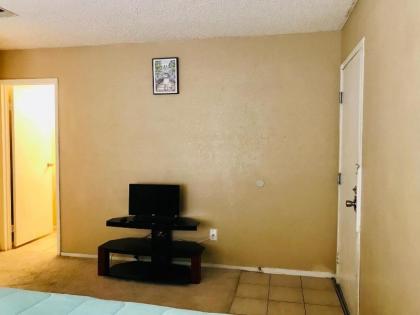 Independent 1 bed 1 bath bedding bedroom for rent - image 13