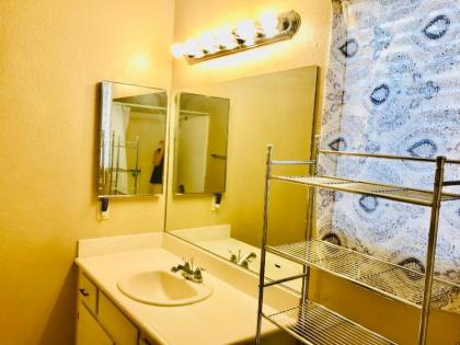 Independent 1 bed 1 bath bedding bedroom for rent - image 8