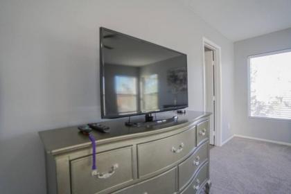 Private HouseBest RatesSleeps 12Parking15 min StripPets allowedBook Now - image 15