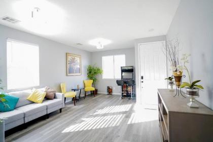 Private HouseBest RatesSleeps 12Parking15 min StripPets allowedBook Now - image 16