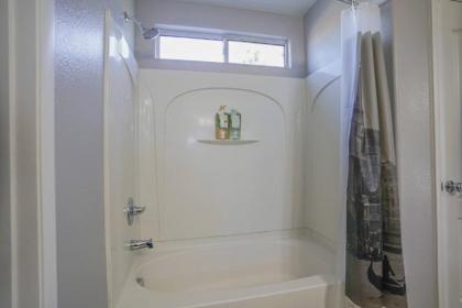 Private HouseBest RatesSleeps 12Parking15 min StripPets allowedBook Now - image 18