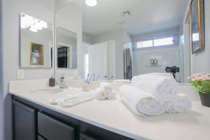 Private HouseBest RatesSleeps 12Parking15 min StripPets allowedBook Now - image 3