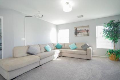 Private HouseBest RatesSleeps 12Parking15 min StripPets allowedBook Now - image 6