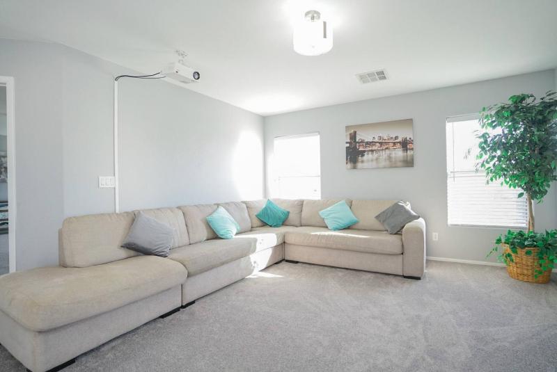 Private HouseBest RatesSleeps 12Parking15 min StripPets allowedBook Now - image 6