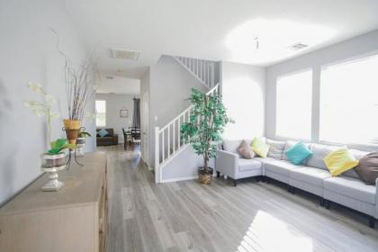 Private HouseBest RatesSleeps 12Parking15 min StripPets allowedBook Now - image 7