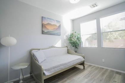 Private HouseBest RatesSleeps 12Parking15 min StripPets allowedBook Now - image 9
