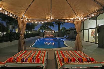 Royal Palace - Modern home w/ Pool near The Strip