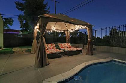 Royal Palace - Modern home w/ Pool near The Strip - image 2