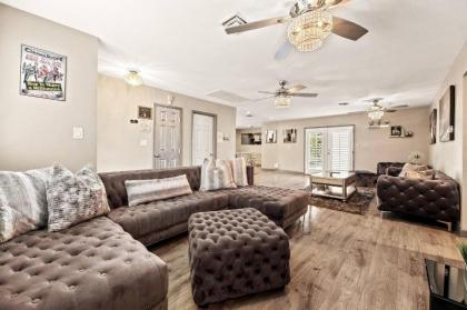 Highly Upgraded 4bd2bath Home With Private Pool - image 12