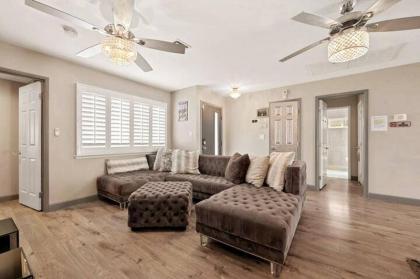 Highly Upgraded 4bd2bath Home With Private Pool - image 13