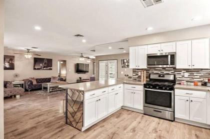 Highly Upgraded 4bd2bath Home With Private Pool - image 14