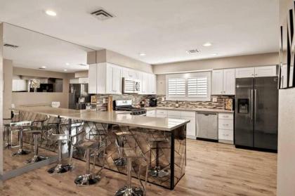 Highly Upgraded 4bd2bath Home With Private Pool - image 15