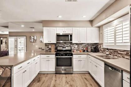 Highly Upgraded 4bd2bath Home With Private Pool - image 17