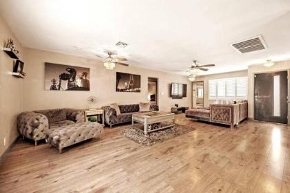 Highly Upgraded 4bd2bath Home With Private Pool - image 2
