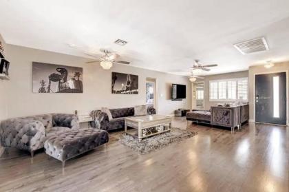 Highly Upgraded 4bd2bath Home With Private Pool - image 3