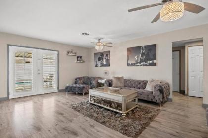 Highly Upgraded 4bd2bath Home With Private Pool - image 7