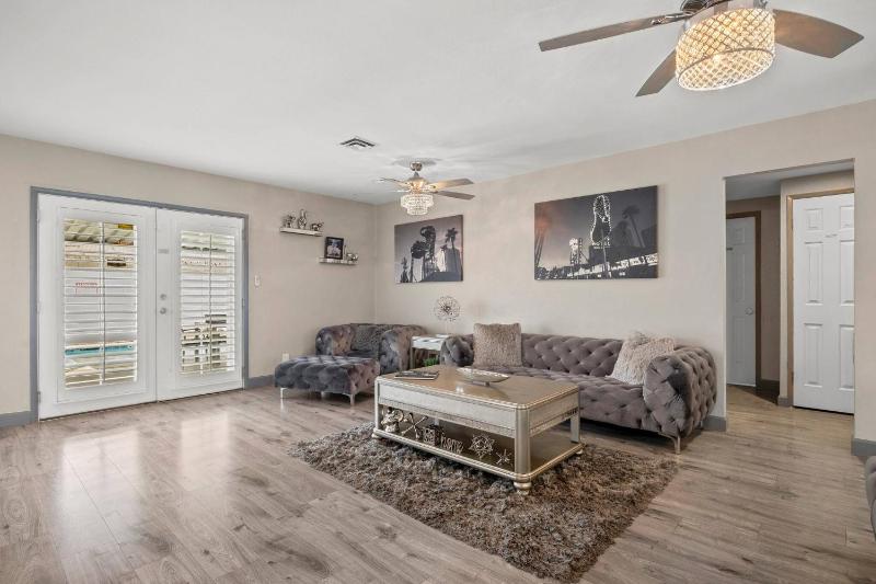 Highly Upgraded 4bd2bath Home With Private Pool - image 7