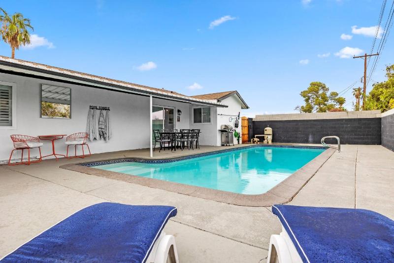 4bdrm 2 Bath Pool Close To Strip Conventions - main image