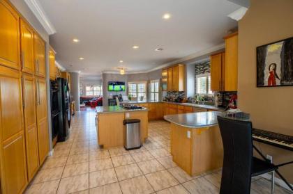 Luxury Vacation 4000 Sq Ft House Huge Pool / Spa minutes to the Strip Vegas View - image 10