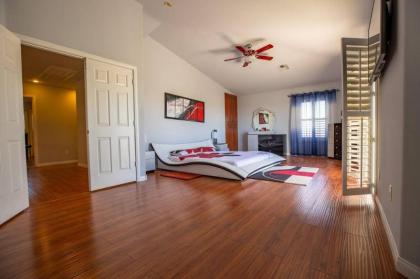 Luxury Vacation 4000 Sq Ft House Huge Pool / Spa minutes to the Strip Vegas View - image 17