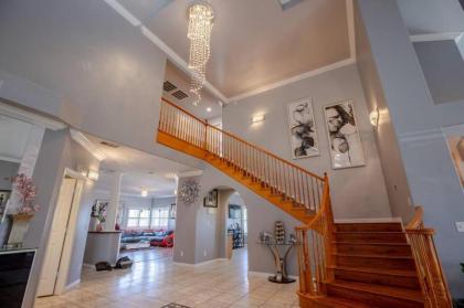 Luxury Vacation 4000 Sq Ft House Huge Pool / Spa minutes to the Strip Vegas View - image 7