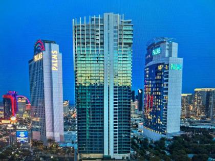 Luxe Studio Balcony Strip View No Resort Fee