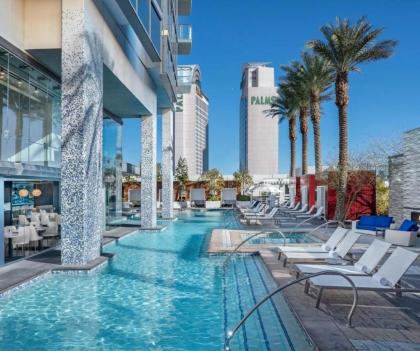 Luxe Studio Balcony Strip View No Resort Fee - image 17