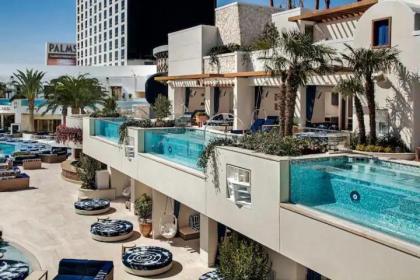 Luxe Studio Balcony Strip View No Resort Fee - image 20